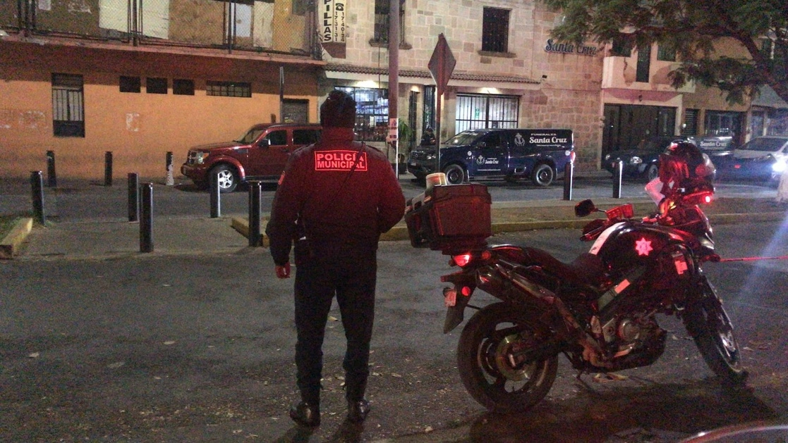 Una mujer fue agredida con arma de fuego mientras caminaba por calles de la colonia, Primavera, en la capital michoacana. Foto Tomada del Twitter @Policia_Morelia/Archivo
