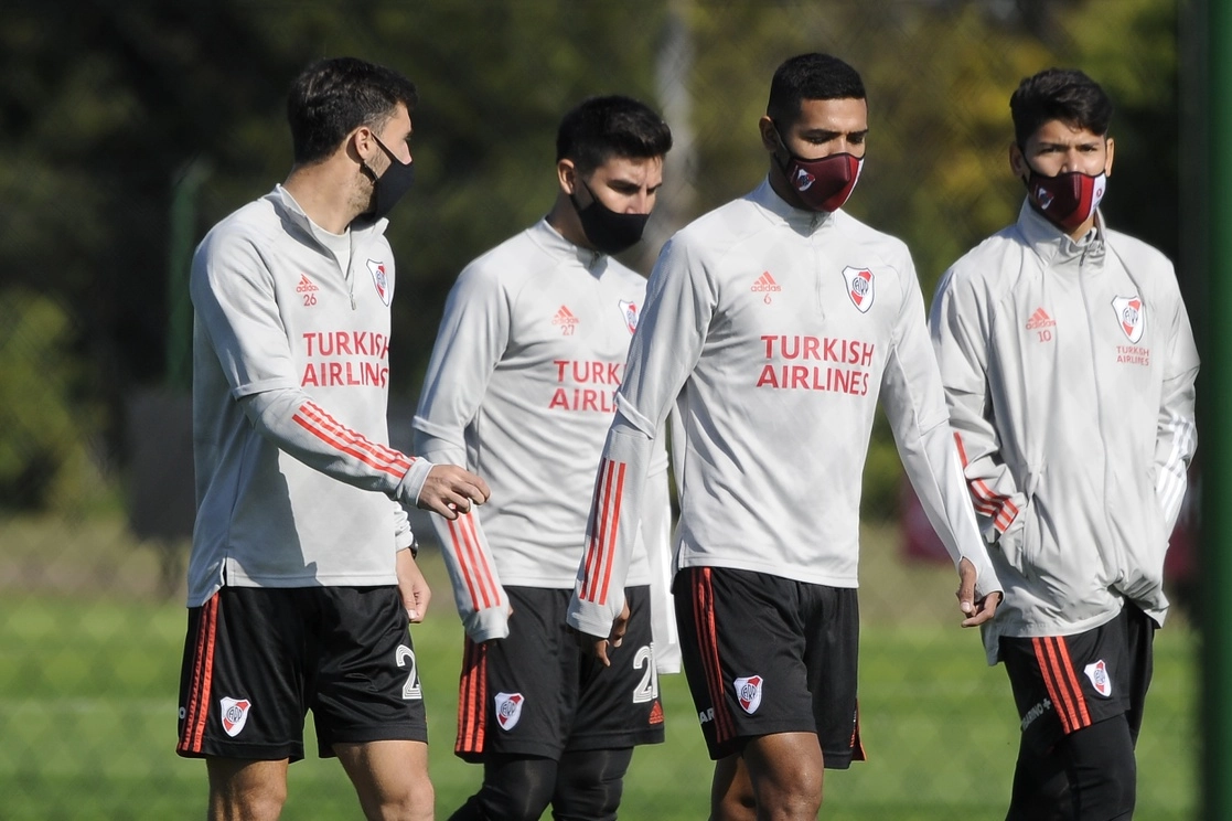 Luego de tener 20 casos positivos de Covid-19, el River Plante optaría por suspender el próximo encuentro. Foto @RiverPlate