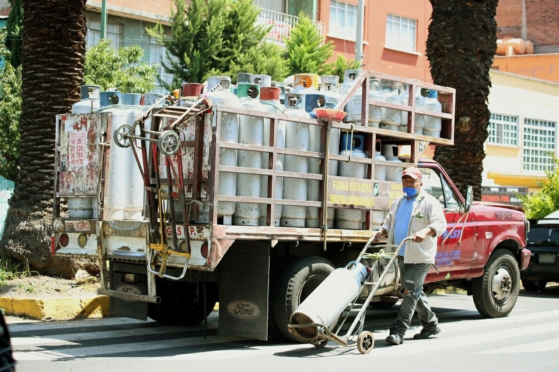 Un vendedor de cilindros de gas LP trabaja en la alcaldía Benito, en la Ciudad de México. Foto María Luisa Severiano