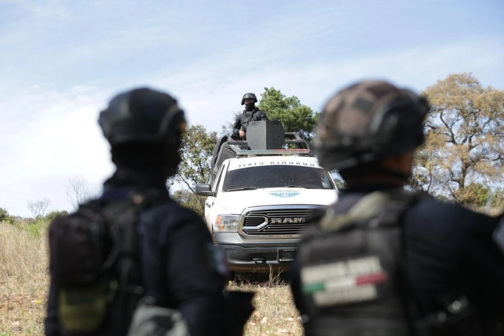 Elementos de la policía estatal encontró varios casquillos dentro de la camioneta usada para perpetrar el ataque y que fue abandonada por los agresores. Foto Tomada de X @SSeguridad_Mich / Archivo