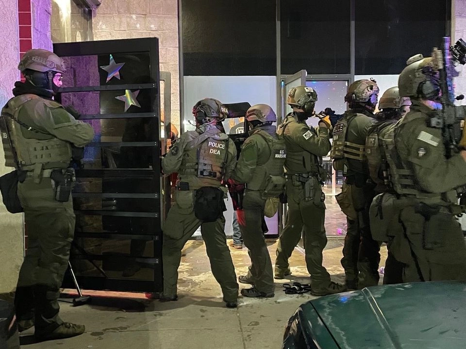 Efectivos de la agencia antidroga en un operativo en un club nocturno ubicado en Colorado Springs, Autoridades de EU anunciaron ayer domingo de la detención de más de cien personas migrantes sin documentación el referido club nocturno, supuestamente frecuentado por miembros de organizaciones criminales Tren de Aragua y Mara Salvatrucha.