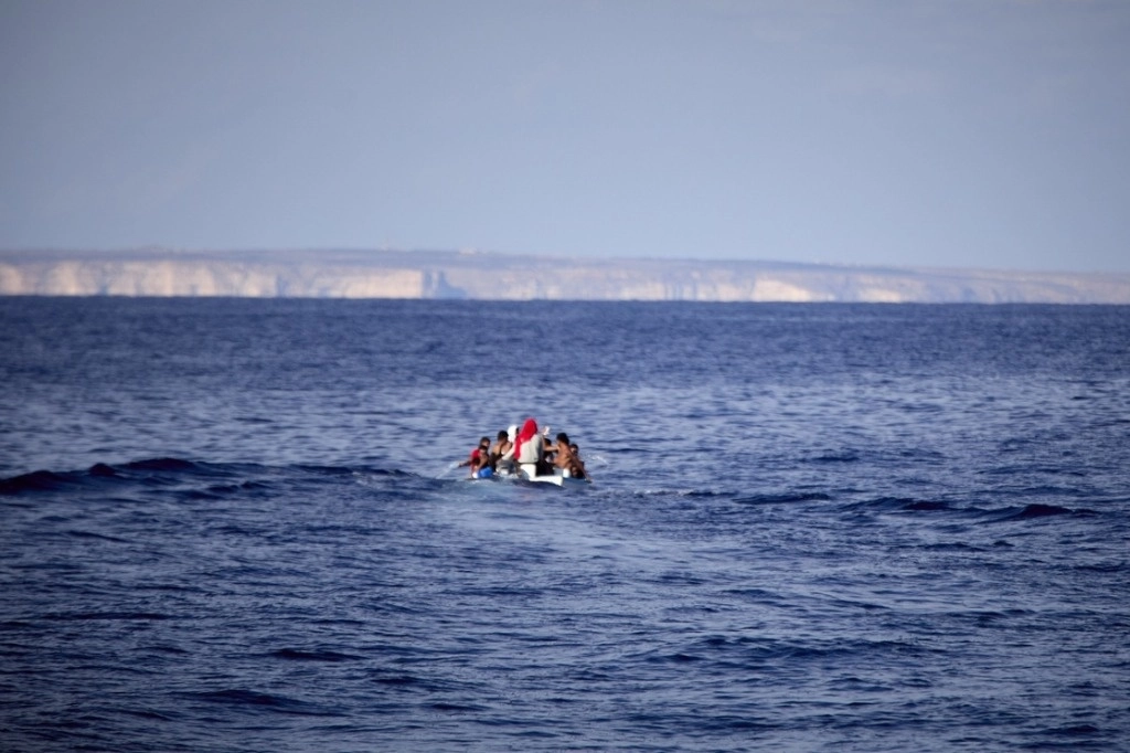 Migrantes procedentes de Chebba ,Túnez, viajan por el Mar Mediterráneo en una pequeña barca pesquera en dirección a la isla de Lampedusa, Italia. Foto Europa Press / Archivo