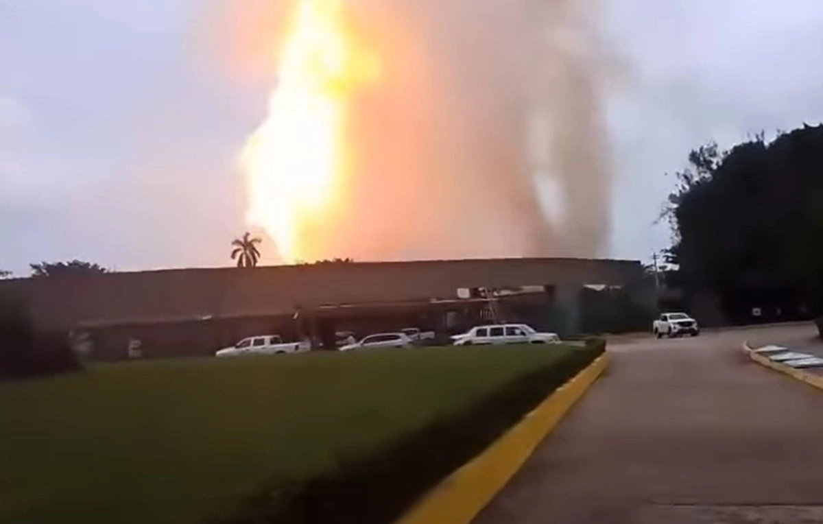Una línea nueva de ductos que transporta gas amargo, registró una fuerte explosión frente al complejo procesador de gas Cactus, en el municipio de Reforma, Chiapas. 