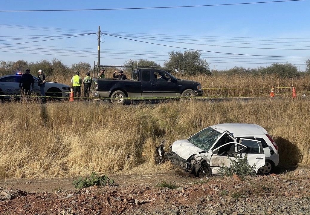 Fallecieron cinco de seis pasajeros que viajaban en el auto que se impactó con un tráiler de doble remolque en la autopista Siglo 21, en el tramo carretero Las Cañas-Cuatro Caminos. Foto 