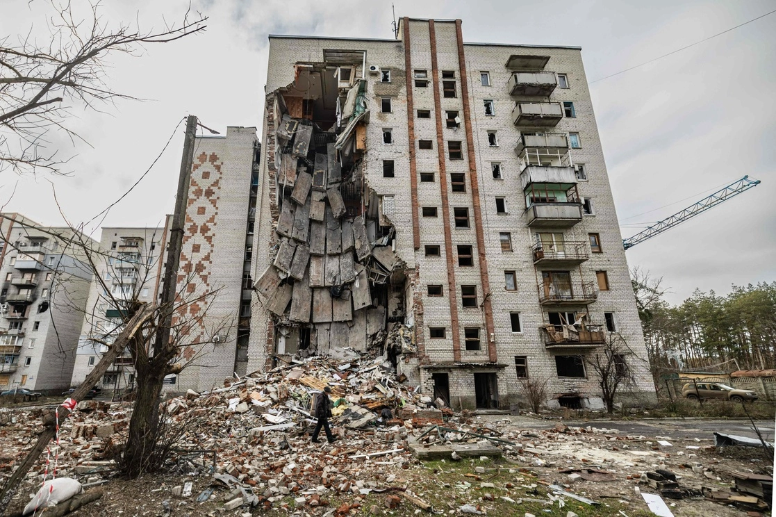 Un residente camina junto a un edificio destruido en la ciudad de Lyman, en el este de Ucrania. Foto Afp