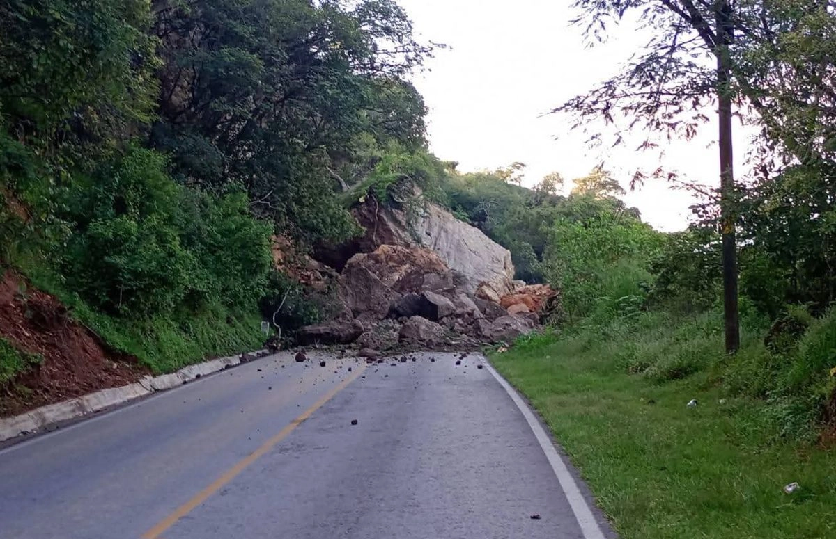 El auto que fue sepultado por el alud de lodo quedó a escasos metros de ser aplastado por una enorme roca que se desprendió de la ladera.
