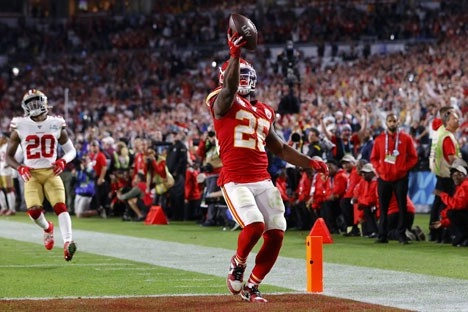 Damien Williams, quien anotó dos veces para Kansas City, corrió 38 yardas para cruzar las diagonales y fulminar cualquier aspiración de San Francisco en el último cuarto. Foto Afp