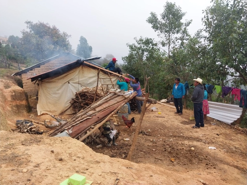 Indígenas de comunidades de la Montaña Alta de Guerrero reparan techos de sus casas dañadas por el huracán ‘Otis’, con material donado por el CNI y el EZLN. Foto 'La Jornada'
