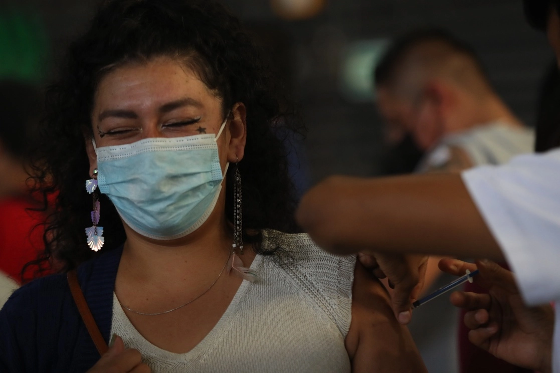 Adultos de 30 a 39 años son vacunados en el Palacio de los Deportes, en la alcaldía Iztacalco, el 13 de julio de 2021. Foto Yazmín Ortega Cortés