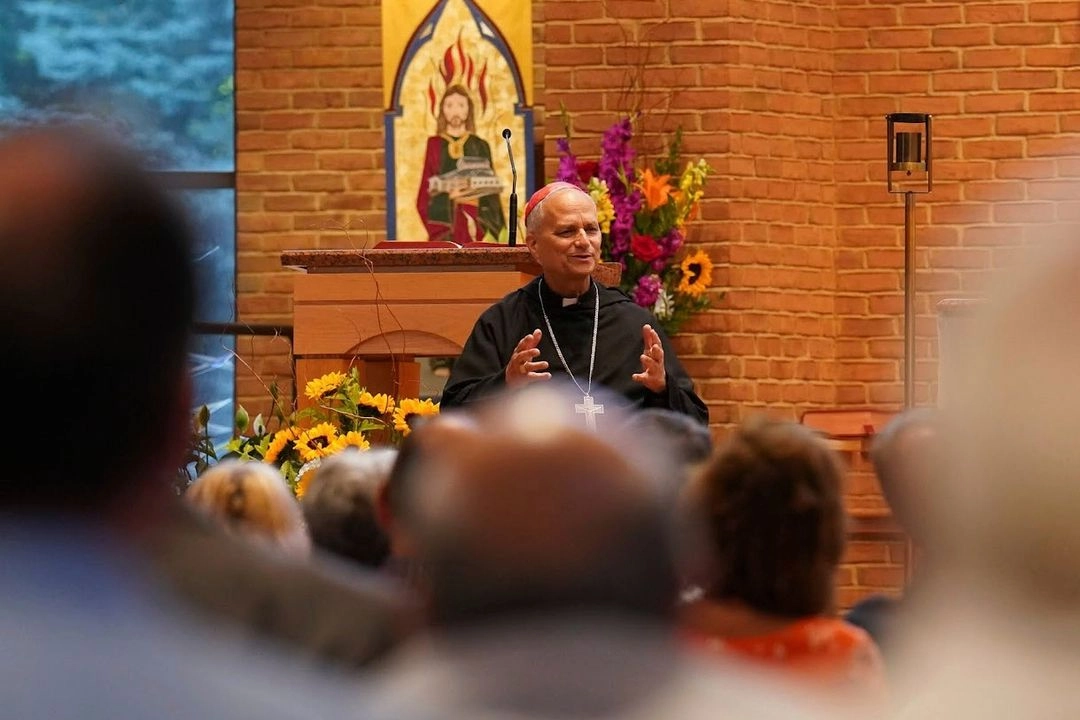 El cardenal Robert Prevost habla en un evento en la parroquia de San Judas en New Lenox, Illinois, en 2024. Foto