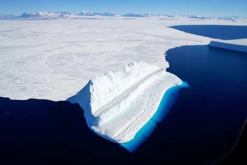 Un iceberg que flota en McMurdo Sound en la Antártida. Foto Afp