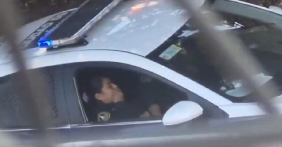 La pareja de policías que fue ventilada tenido un encuentro sexual en una patrulla será investigada por la SSC. Foto 