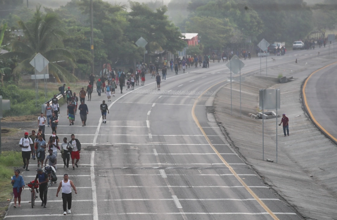 Alrededor de tres mil migrantes haitianos y centroamericanos salieron del municipio Escuintla a Mapastepec, Chiapas, donde descansarán esta tarde para mañana continuar su recorrido hacia Pijijiapan, el 22 de noviembre de 2021. Foto Víctor Camacho 