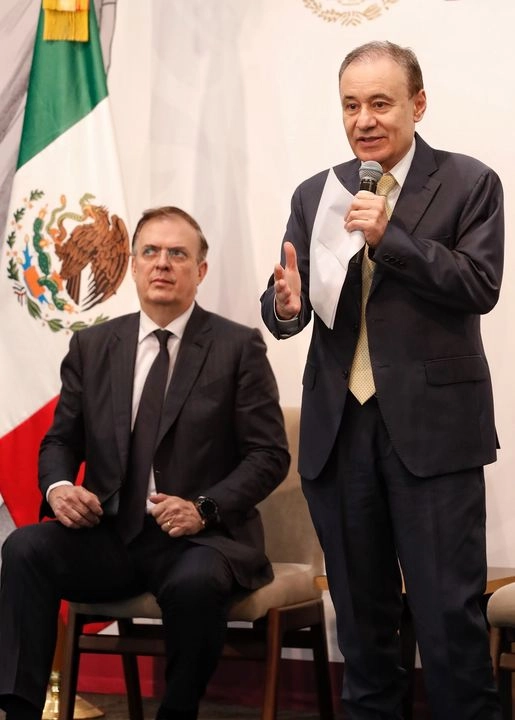 El gobernador de Sonora, Alfonso Durazo, junto al secretario de Economía, Marcelo Ebrard, el 12 de diciembre de 2024. Foto 