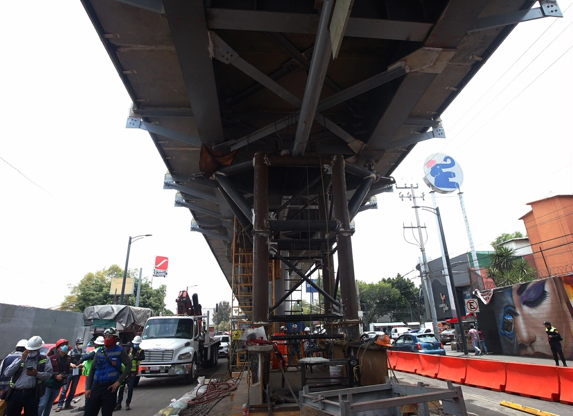 Aspecto de los trabajos de reforzamiento y rehabilitación del viaducto elevado de la línea 12 del Metro. La imagen corresponde a una visita de supervisión del secretario de Obras, Jesús Esteva, y el director del STC, Guillermo Calderón, el pasado 16 de junio. Foto Guillermo Sologuren 