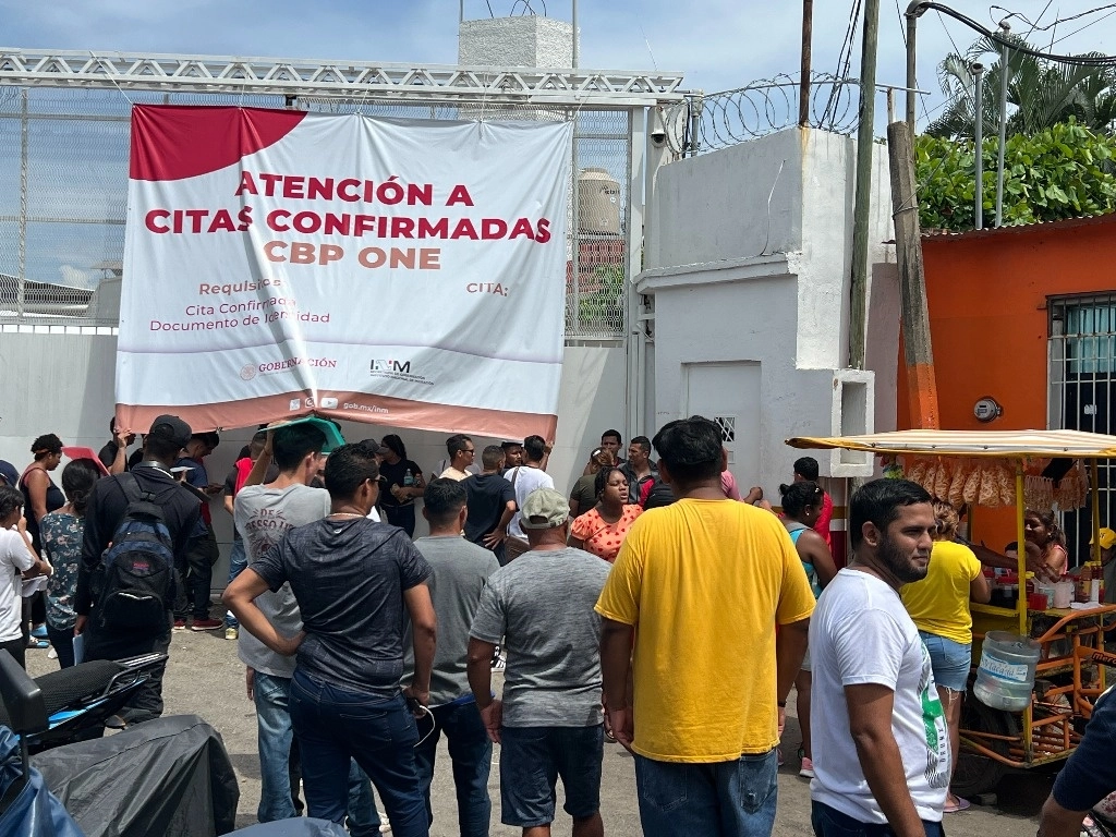 Migrantes que han obtenido la cita del CBP One se concentran en las oficinas del Instituto Nacional de Migración para obtener ayuda. Foto Édgar H. Clemente 