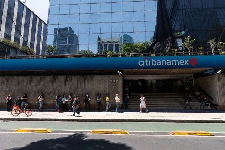 Habrá una fila exclusiva para estos usuarios desde el inicio del servicio hasta las 11:00 horas locales. Foto Pablo Ramos