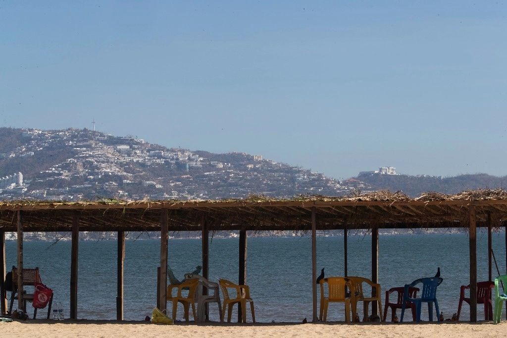 Aspectos de playa Suave de Acapulco, Guerrero, donde comienzan a colocar sillas y hamacas para regresar a la actividad comercial, el 9 de noviembre de 2023. Foto Alfredo Domínguez
