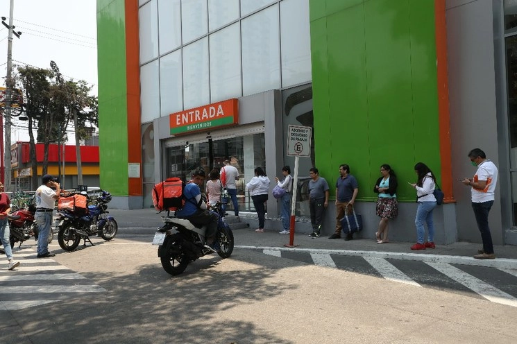 Personas realizan una fila para entrar a un supermercado, durante la contingencia por el coronavirus Covid-19. Foto Yazmín Ortega Cortés