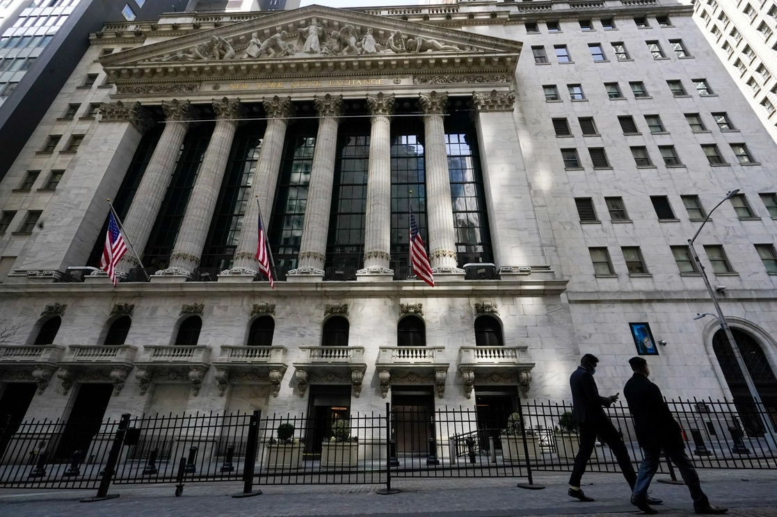 Ante la creciente ola de contagios de Covid-19 variante ómicron, Wall Street analiza el regreso de sus empleados. Foto Ap/Archivo