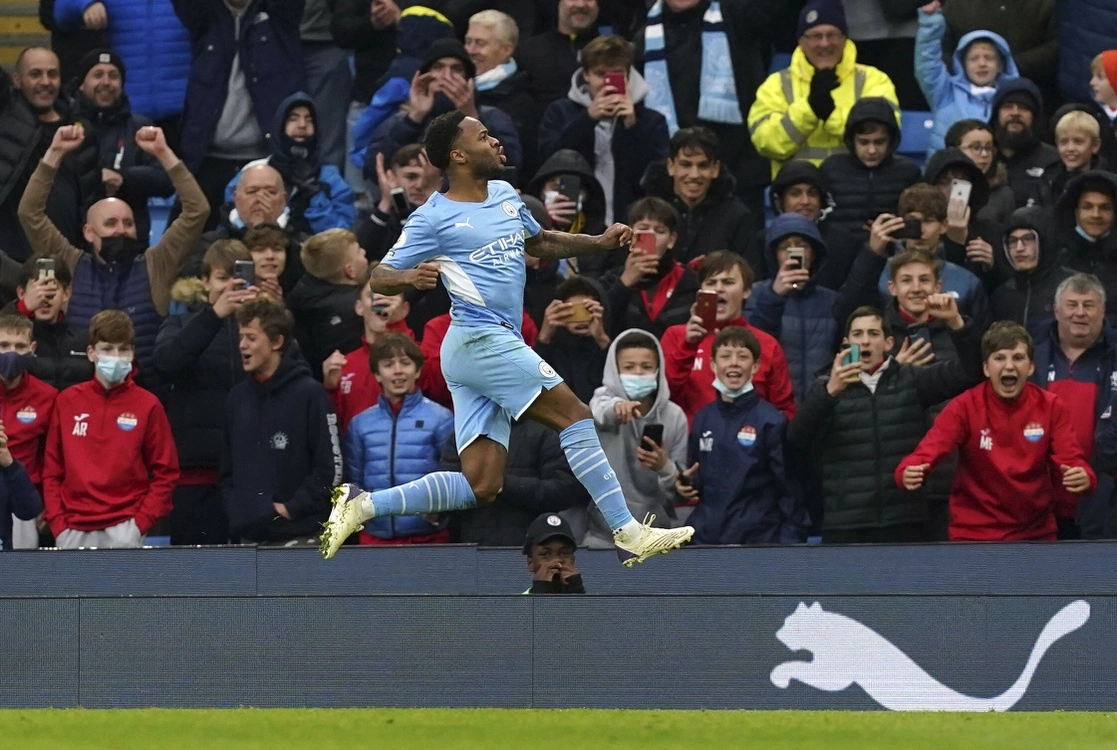 Raheem Sterling del Manchester City anotó el gol número 100 de su carrera profesional. Foto Ap