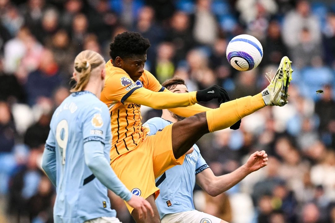 Carlos Baleba del Brighton controla el esférico entre dos jugadores del Manchester City, en actividad de la fecha 29 de la Liga Premier en el estadio Etihad de Mánchester, Inglaterra, el 15 de marzo de 2025. Foto  