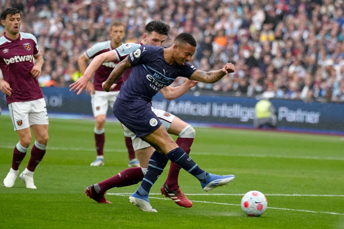 Manchester City logró empatar el duelo ante West Ham luego de verse abajo en el marcador por 2-0. Foto Ap  