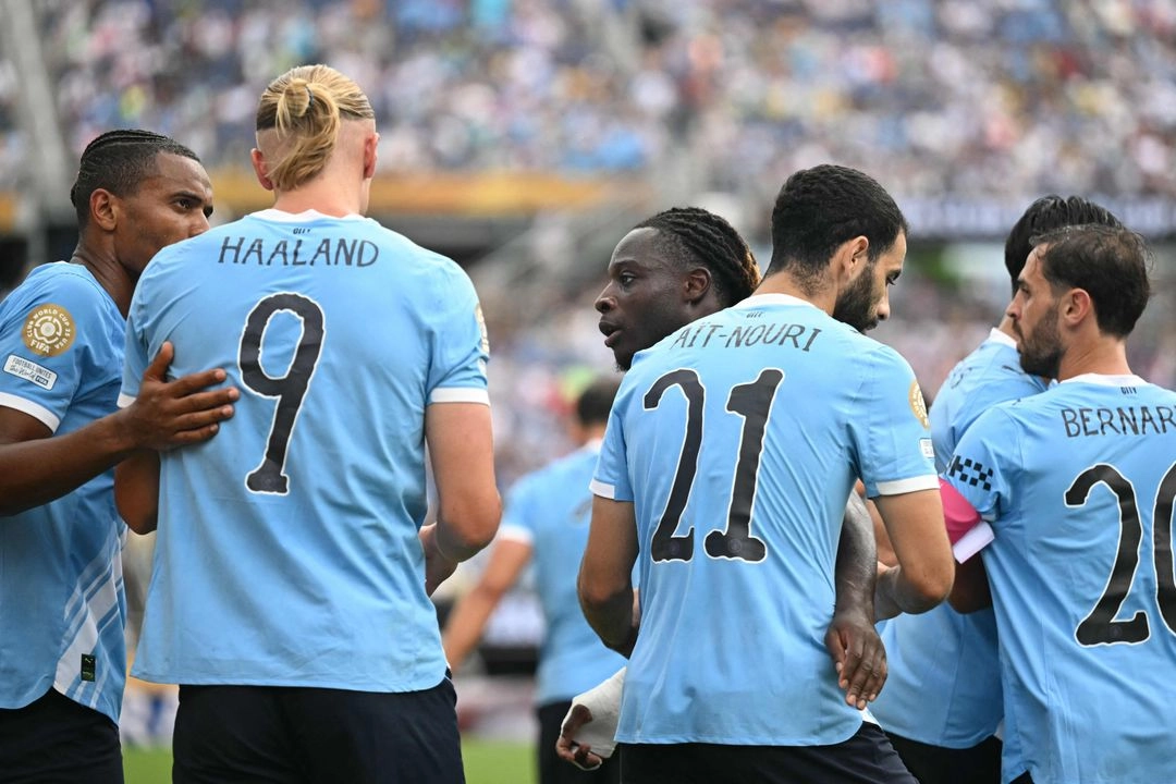 El delantero noruego #09 del Manchester City, Erling Haaland (2.º por la izq.), celebra con sus compañeros tras anotar el tercer gol de su equipo durante el partido del Grupo D de la Copa Mundial de Clubes de la FIFA 2025 entre la Juventus de Italia y el Manchester City de Inglaterra en el estadio Camping World de Orlando el 26 de junio de 2025.  Foto 