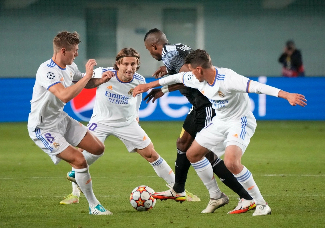 El quinto equipo clasificado este miércoles fue el Sporting de Lisboa gracias a su triunfo por 3-1 frente a un Borussia Dortmund que queda apeado del torneo. Foto Ap