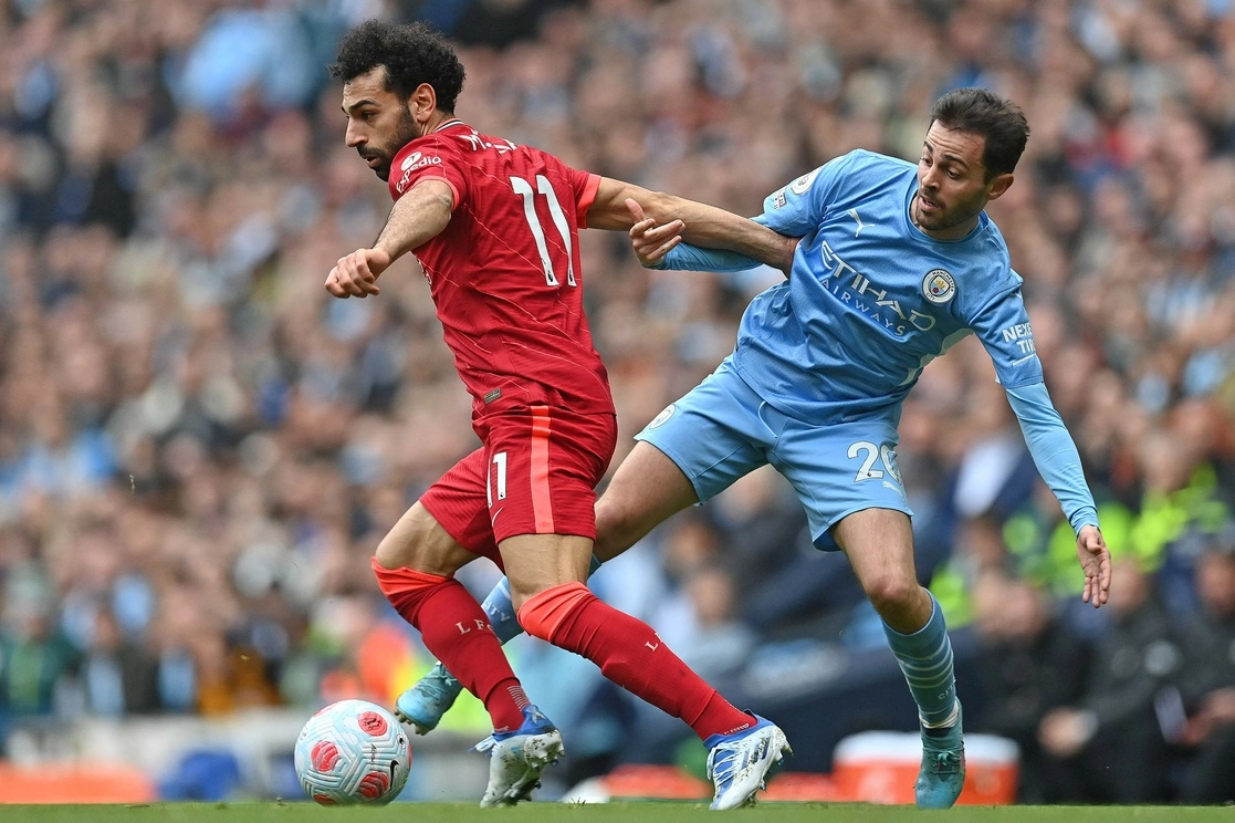 Bernardo Silva del Manchester City y Mohamed Salah del Liverpool se enfrentan en el duelo de la fecha 32 de la Liga Premier. Foto Afp