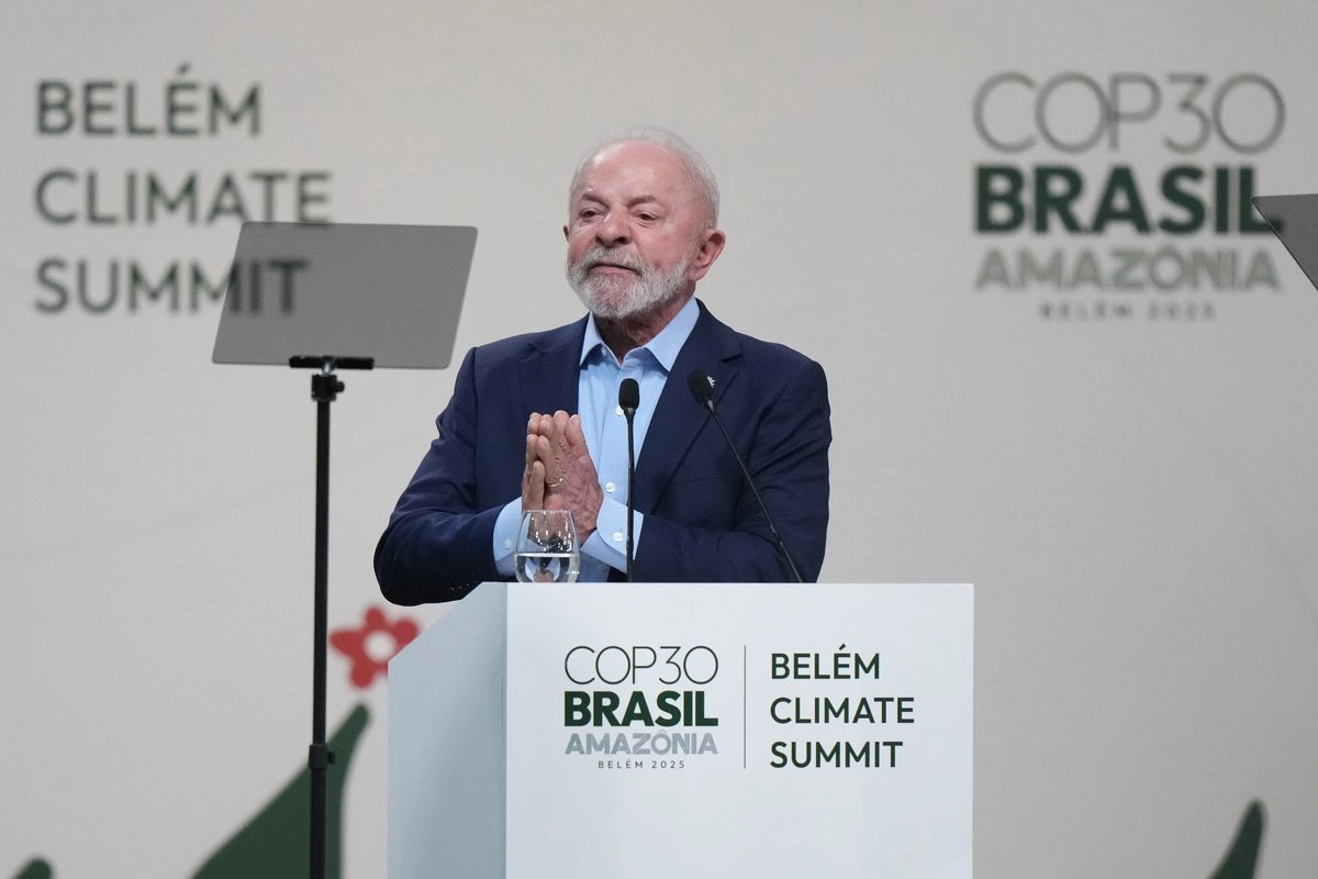 El presidente de Brasil, Luiz Inácio Lula da Silva, habla frente a la sesión plenaria de la COP30, celebrada en la ciudad de Belém, el 6 de noviembre de 2025. Foto 