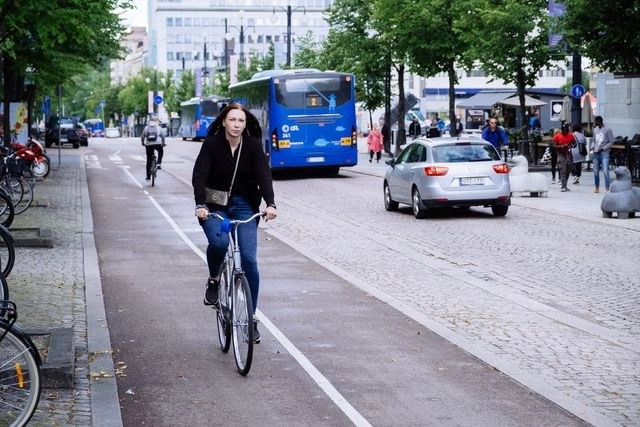 Bautizada "CitiCap", la iniciativa ofrece a los habitantes rastrear sus emisiones de carbono durante los desplazamientos gracias a una aplicación que detecta si circulan en coche, en transporte público, a pie o en bicicleta. Foto Afp 