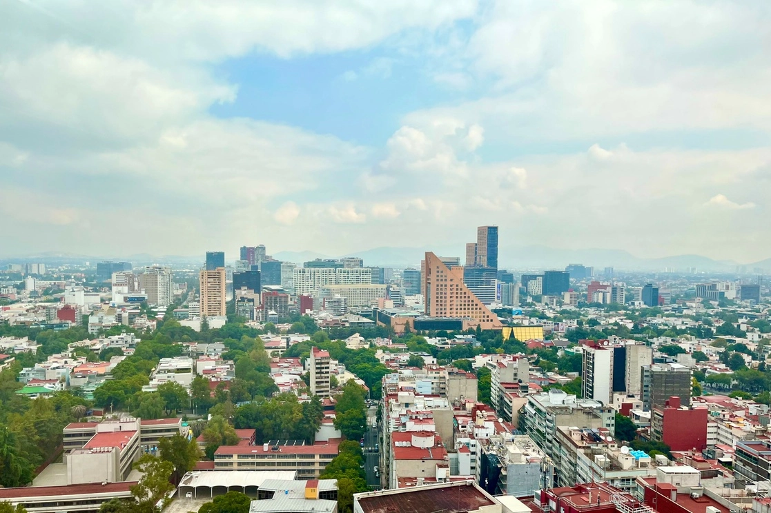 Vista panorámica de la Ciudad de México, captada desde la Torre Esmeralda II, ubicada en el Boulevard Manuel Ávila Camacho, colonia Lomas de Chapultepec, el 13 de septiembre de 2022. Foto Luis Castillo