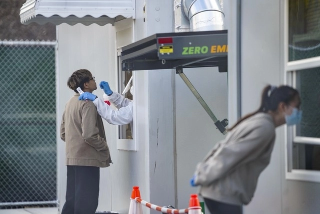 
Personas se realizan pruebas de detección de Covid-19 en Nueva York, EU. Foto Xinhua