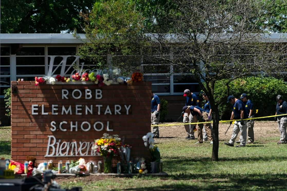 El 24 de mayo se registró un tiroteo dentro de la primaria Robb, que dejó saldo de 19 menores y dos maestras asesinadas. Foto Ap