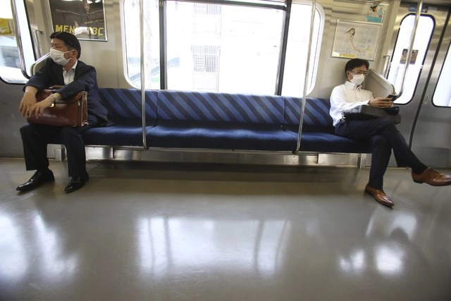 En un tren en Yokohama, cerca de Tokio, Japón. Foto Ap