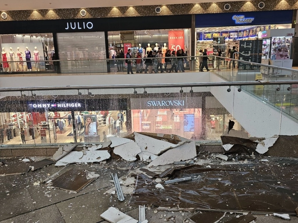  La fuerte lluvia de ayer en la capital provocó el desprendimiento de plafones en el centro comercial Parque Lindavista, en Gustavo A. Madero, sin reporte de lesionados. Protección Civil activó la alerta naranja para dicha demarcación y para Cuajimalpa por la intensa precipitación y los fuertes vientos. Foto tomada de X