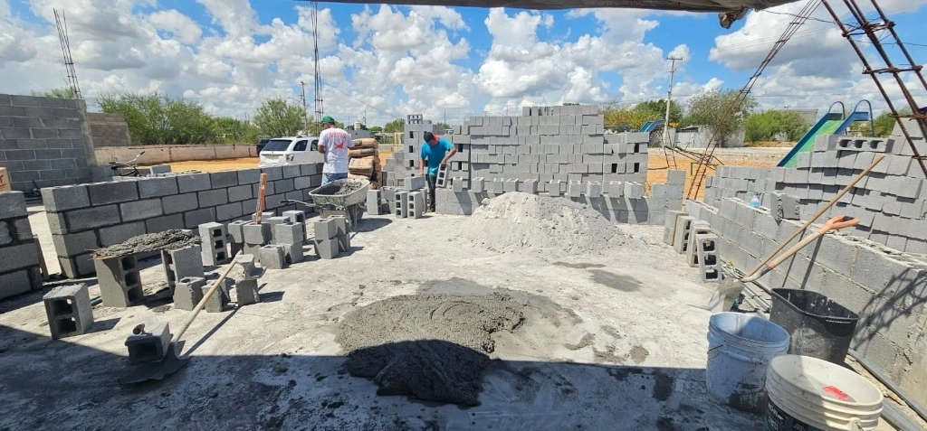 La construcción de un nuevo salón para los niños de la escuela en Praderas del Mezquital comenzó gracias al esfuerzo combinado de periodistas y miembros de la sociedad civil. Foto Carlos Figueroa