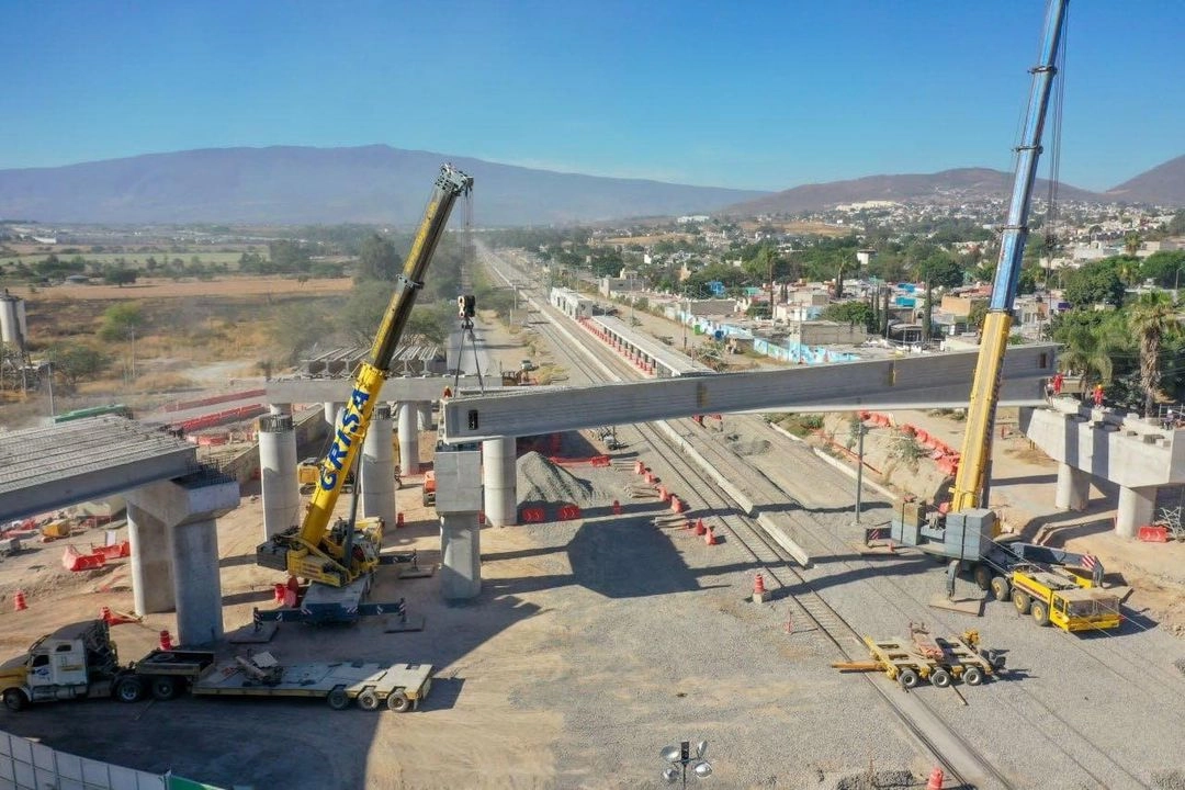 El cambio de proyecto no gustó a ciudadanos y conocidos activistas que viven en municipios aledaños a la carretera a Chapala como El Salto, Tlajomulco, Tlaquepaque y Tonalá, quienes se han organizado para denunciar que debe respetarse el ofrecimiento del gobernador emecista, ya sea un tren elevado, por superficie o bien subterráneo, pero no un macrobús que conflictuaría aún más el tráfico.