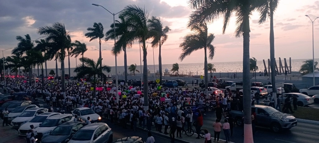 Ciudadanos se unieron a la protesta convocada por los policías de Campeche. Foto Lorenzo Chim