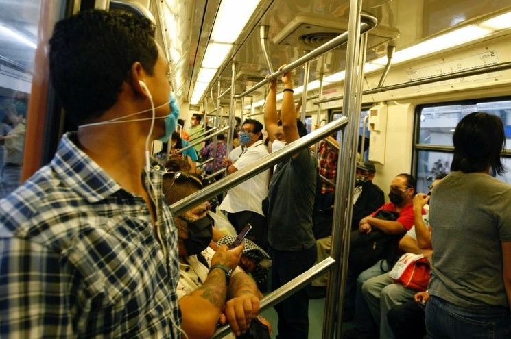 Los casos de Covid-19 siguen mostrando que las ciudades son las zonas más vulnerables, pues más de 70 por ciento de los casos en el país están en las zonas metropolitanas, señaló Carina Arvizú Machado. La imagen, en el Metro capitalino. Foto Roberto García Ortiz / Archivo