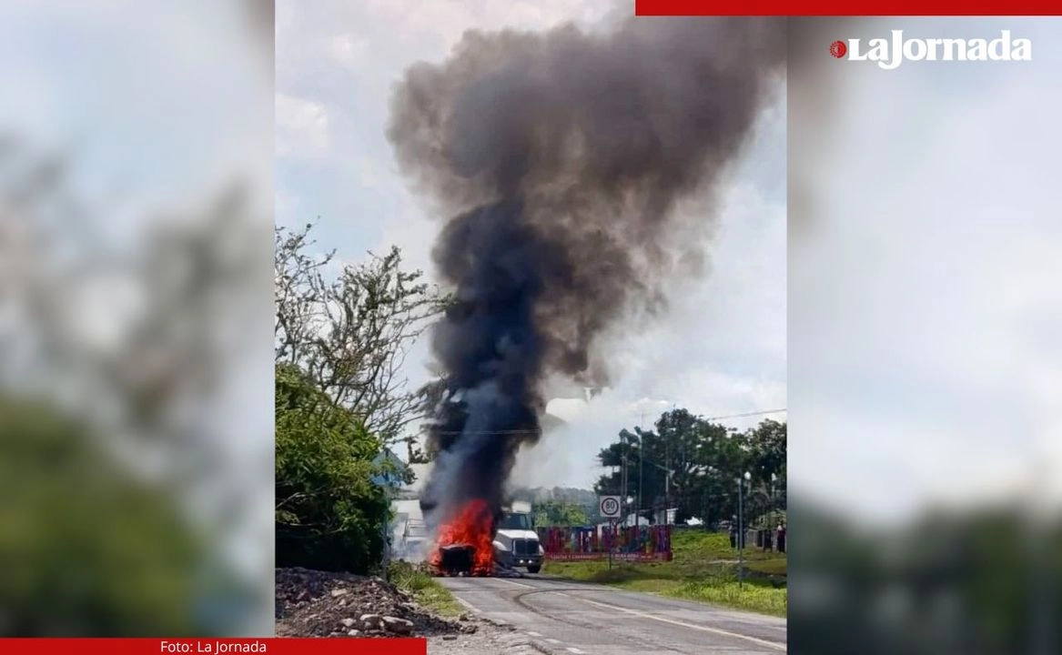 Un poblador, que pidió el anonimato, confirmó que poco después de las 3 de la tarde de hoy, los vehículos fueron incendiados, y que el humo se percibió en las comunidades aledañas a la mina subterránea.