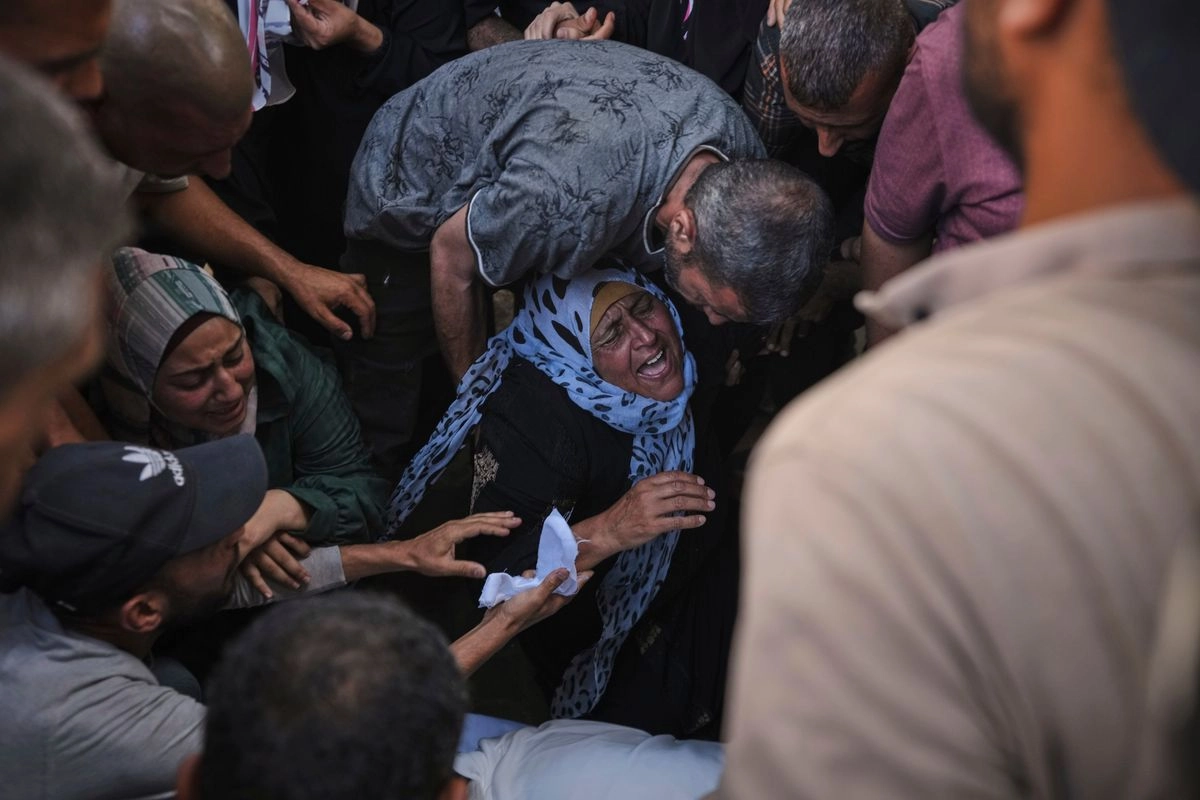 Una mujer palestina llora la muerte de su hijo asesinado cuando se dirigía a un centro de distribución de ayuda en el Hospital Shifa de Gaza, el 3 de julio de 2025. Foto  