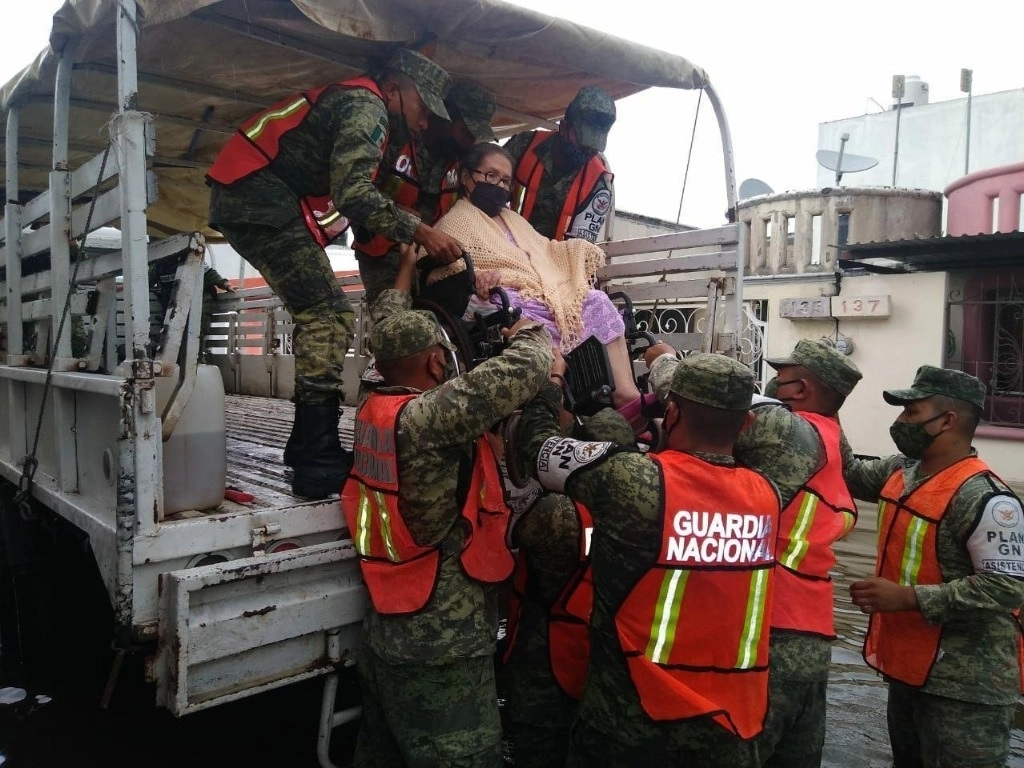 Elementos de la Guardia Nacional realizan labores de apoyo en Tabasco debido a las inundaciones registradas en días recientes. Foto La Jornada