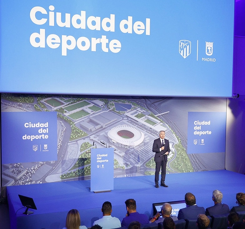 El Atlético de Madrid hizo oficial la nueva denominación, en un acto de presentación del proyecto de construcción de la Ciudad del Deporte colchonera en torno al estadio. Foto tomada de la cuenta de Twitter @Atleti