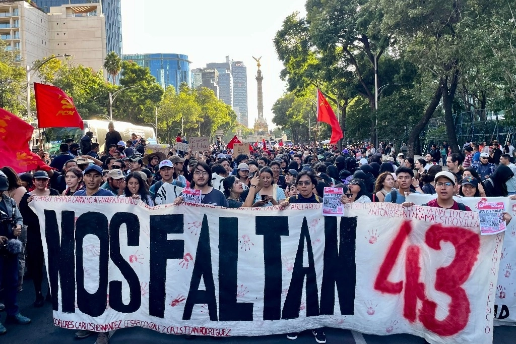 Marcha por la desaparición de los normalistas de Ayotzinapa. Foto Roberto García