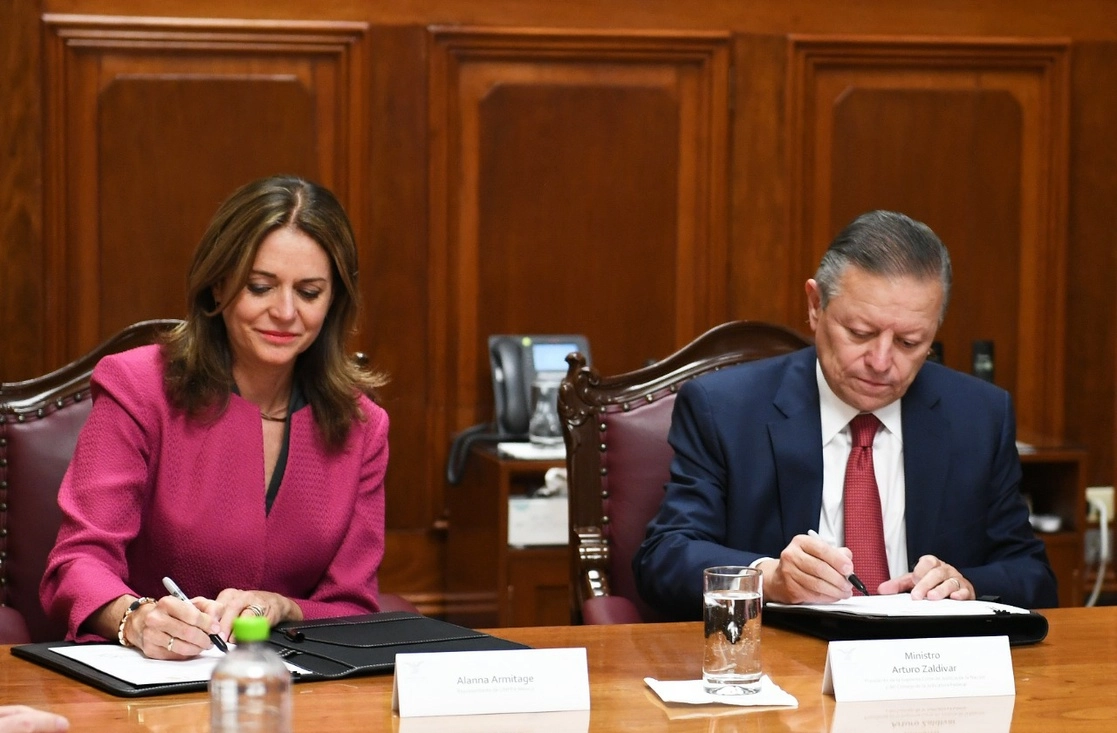 La representante de UNFPA México, Alanna Armitage (izq) y el ministro presidente de la SCJN y del CJF, Arturo Zaldívar (der) durante la firma del convenio. Foto SCJN