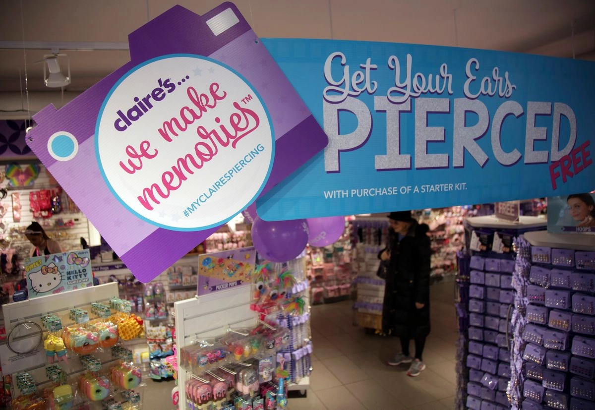 Personas compran en un Claire's en Nueva York, el sábado 17 de marzo de 2018. Foto