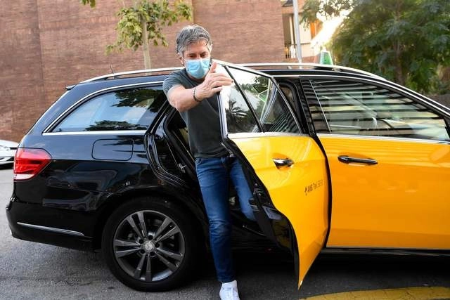 Jorge Messi, padre y agente de Lionel Messi, llega a su departamento en Barcelona. Foto Afp
