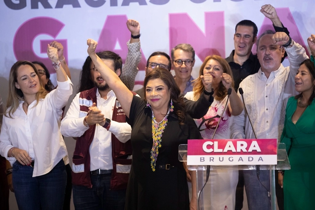 Clara Brugada, acompañada de candidatos a diputados y alcaldes ganadores de la elección, ofreció una conferencia de prensa en un hotel capitalino. Foto María Luisa Severiano 